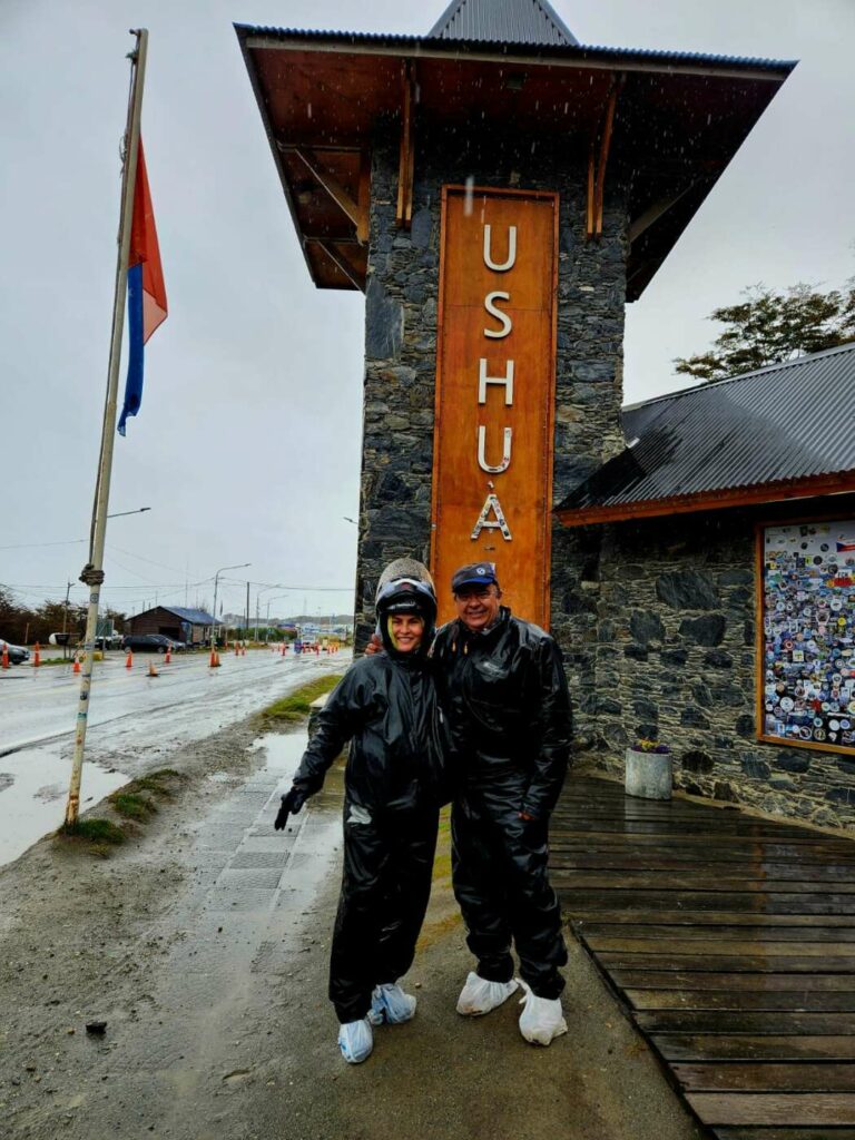 Guarapari: juntos há 33 anos, casal viaja o mundo de motocicleta e não pensa em parar
