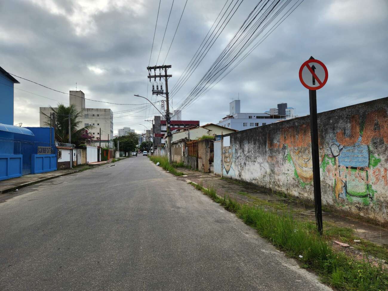 Moradores reclamam da falta de capinagem em rua no Centro de Guarapari