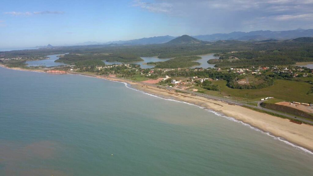 Obra de alargamento da Praia de Meaípe, em Guarapari, chega à reta final