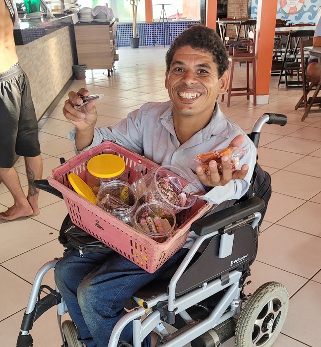 Entrevista: conheça Ronaldo, que leva doçura sobre rodas por Guarapari