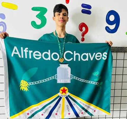 Alfredo Chaves comemora vitória de aluno na Olimpíada de Matemática