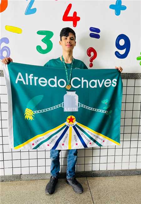 Alfredo Chaves comemora vitória de aluno na Olimpíada de Matemática