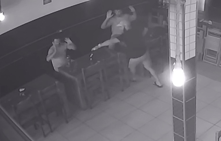 Vídeos: homens ameaçam funcionários com armas e assaltam restaurante em Guarapari