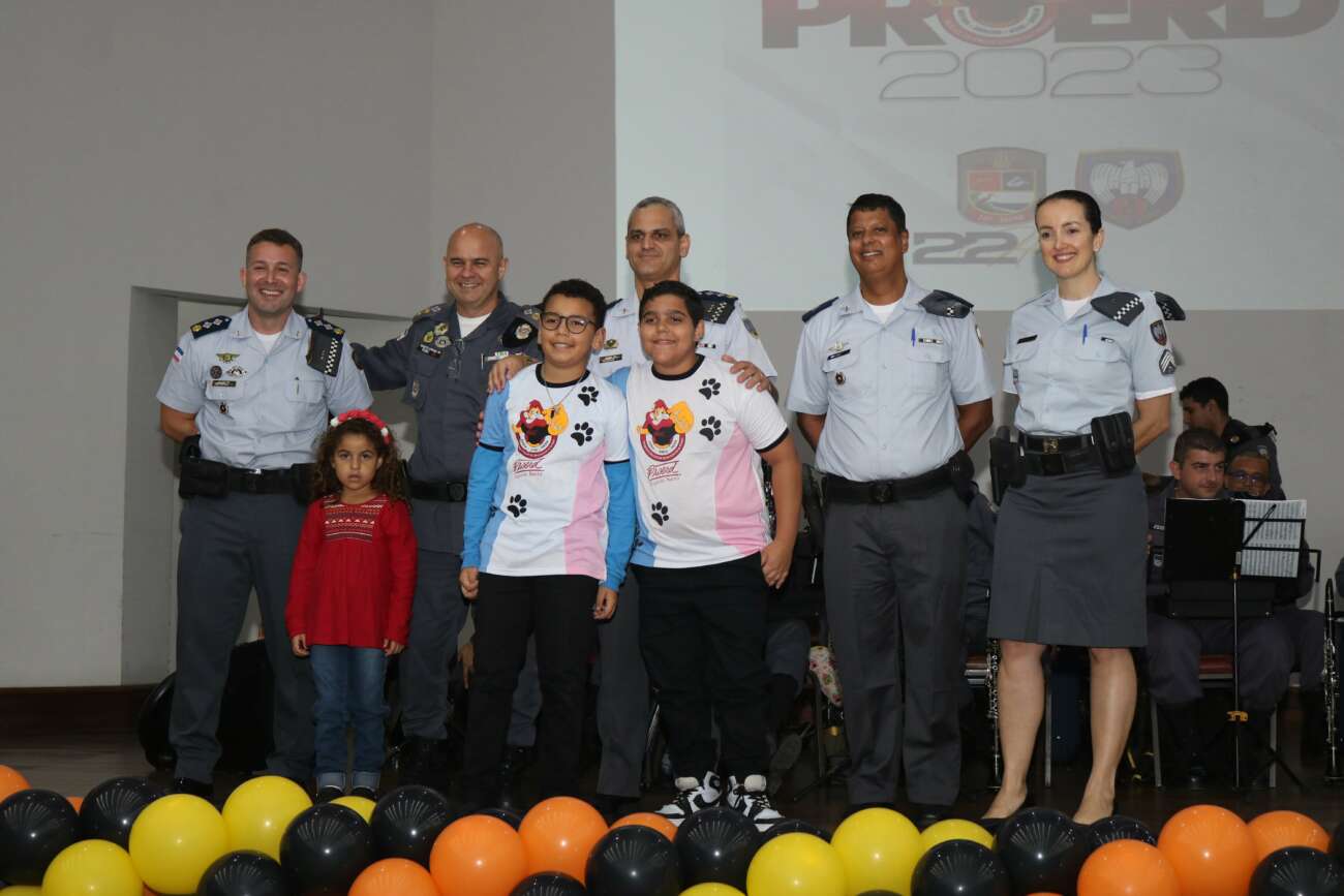 Estudantes da rede municipal participam de formatura do Proerd em Guarapari