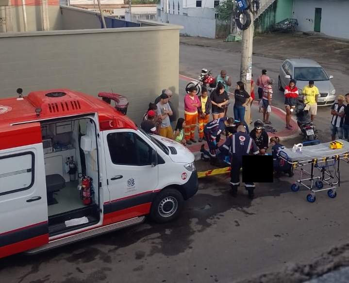 VÍDEO: homem embriagado sobe em poste e cai após levar choque em Guarapari