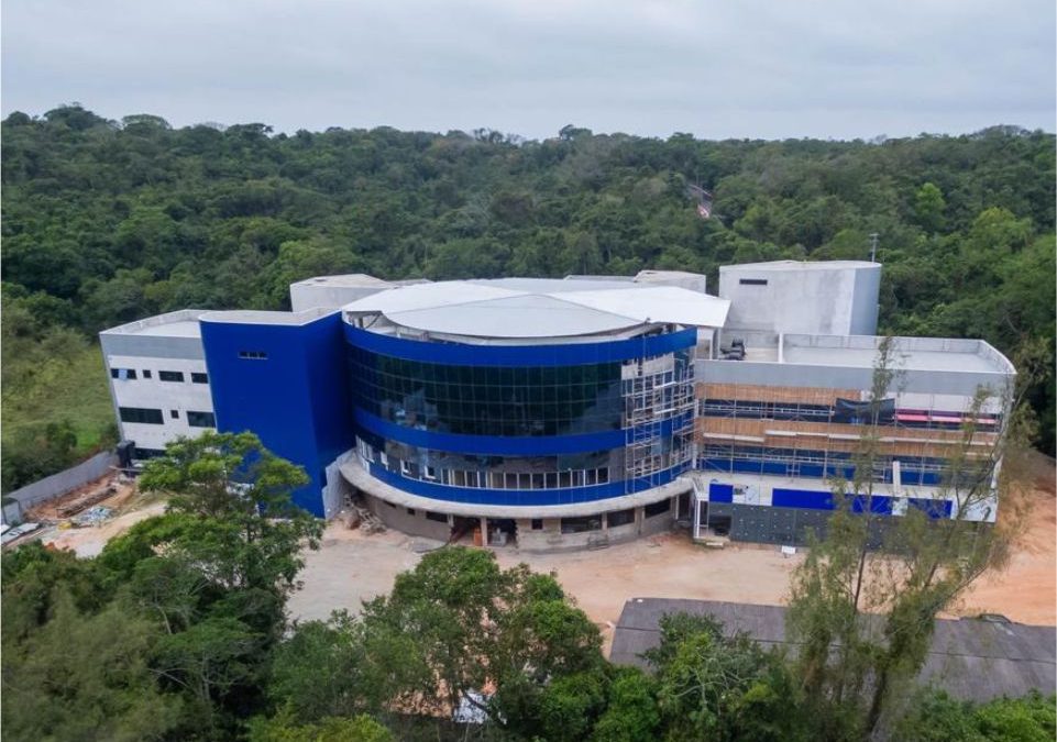 TCE-ES multa prefeito e ex-prefeito de Guarapari por falta de estudos financeiros sobre hospital