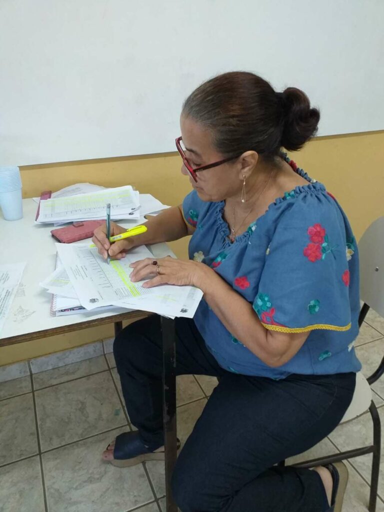 Guarapari: colegas e alunos da escola Angélica Paixão homenageiam professora Dilcéa