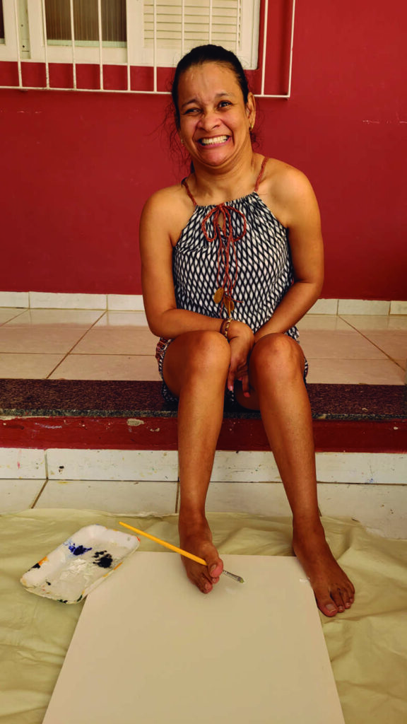 Entrevista: A artista de Guarapari que pinta sonhos e alegrias com os pés
