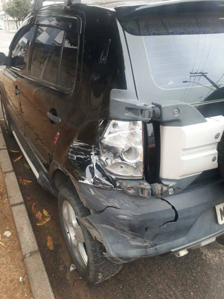 Vídeo: caminhonete bate em carro estacionado, causa danos e foge em Guarapari