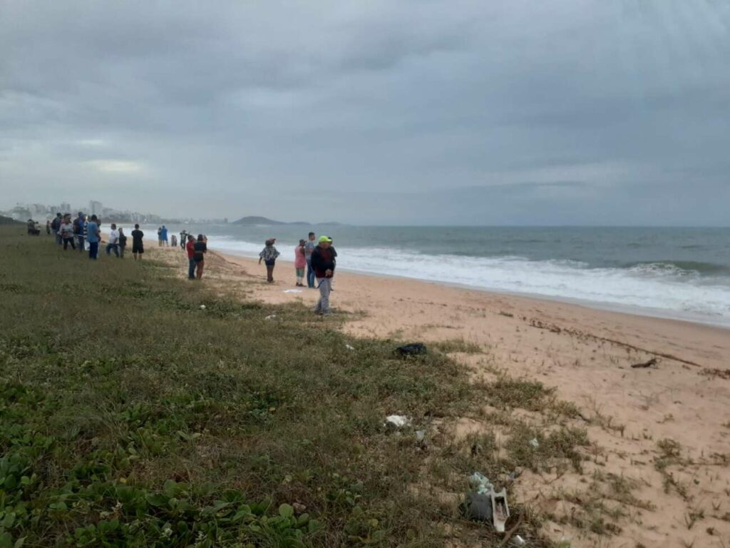 Corpos de turistas desaparecidos na Praia das Pelotas, em Guarapari, são encontrados