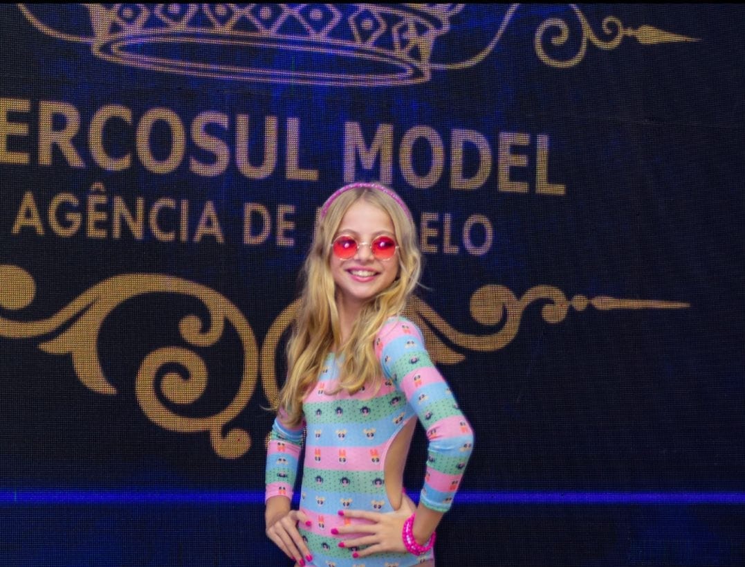 Miss mirim de Guarapari comercializa doces e recolhe latinhas para participar de concurso em SP