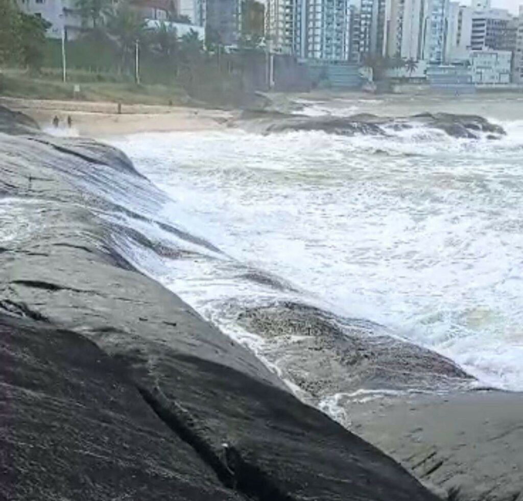 Dois homens desaparecem após escorregarem de pedra e caírem no mar em Guarapari