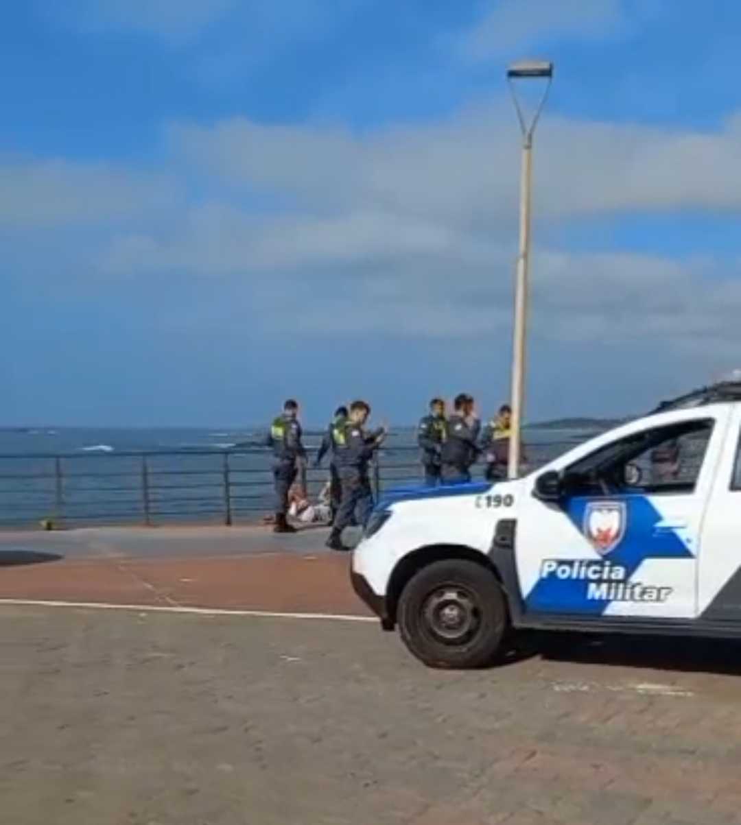 Homem armado com faca é detido após ameaçar pessoas no Centro de Guarapari