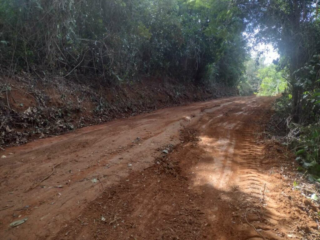 Moradores de Cachoeirinha usam recursos próprios para reformar ponte e estrada em Guarapari