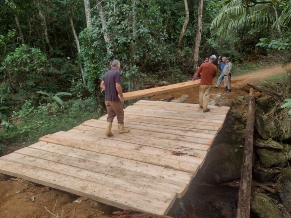 Moradores de Cachoeirinha usam recursos próprios para reformar ponte e estrada em Guarapari