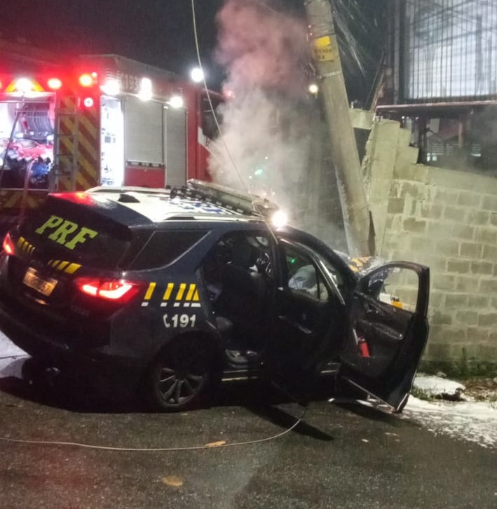 Viatura da PRF bate em poste durante perseguição em Guarapari
