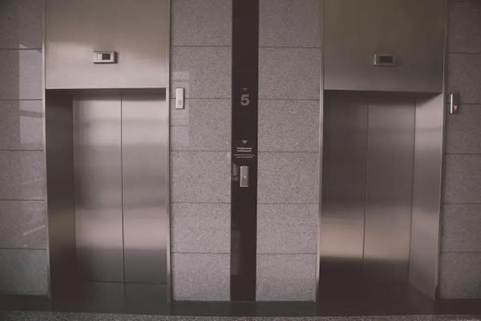 elevadores - Guarapari: Lei proíbe distinção entre elevadores social e de serviço em prédios no ES