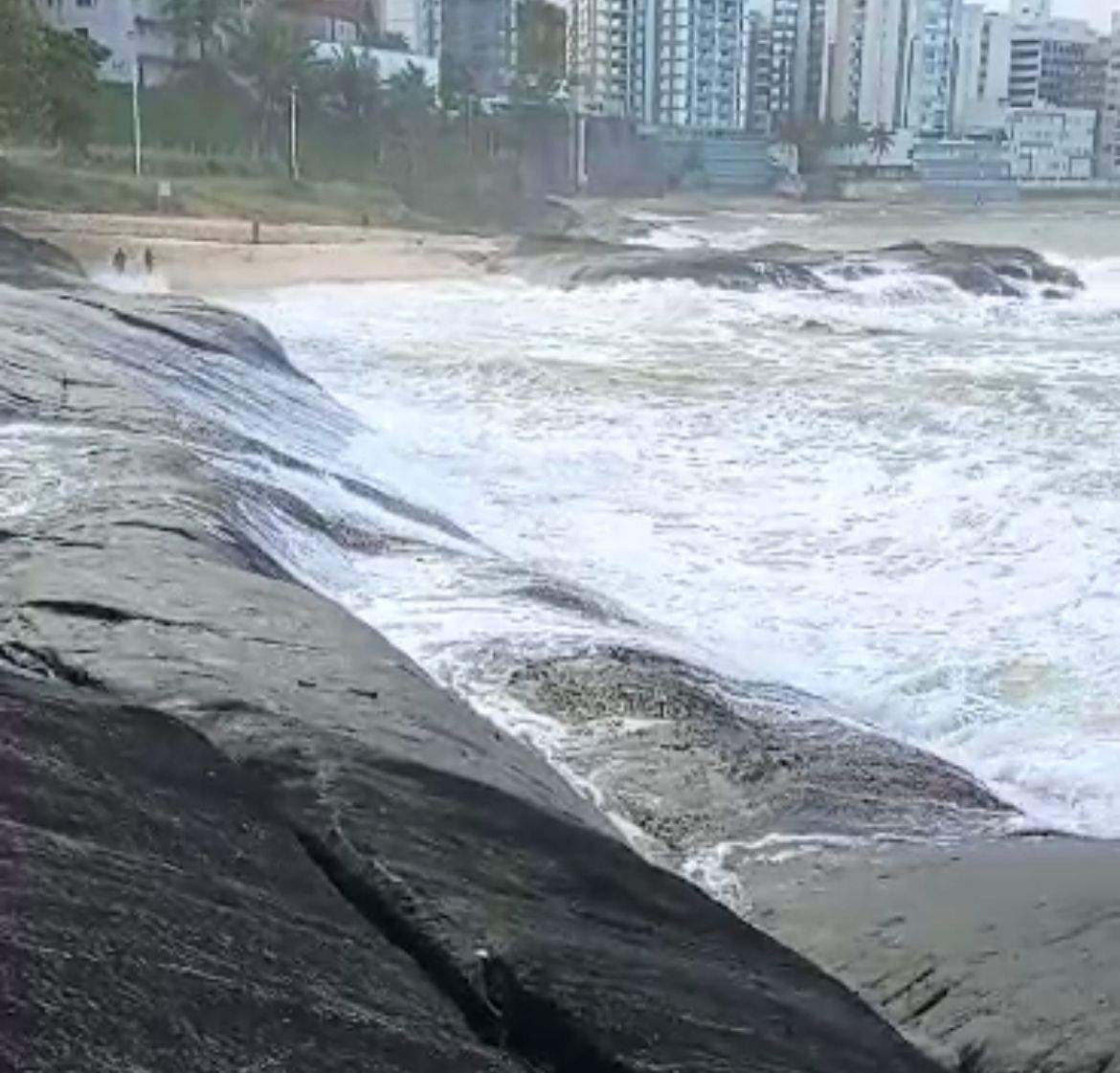 Corpo de um dos banhistas desaparecidos em Guarapari é encontrado