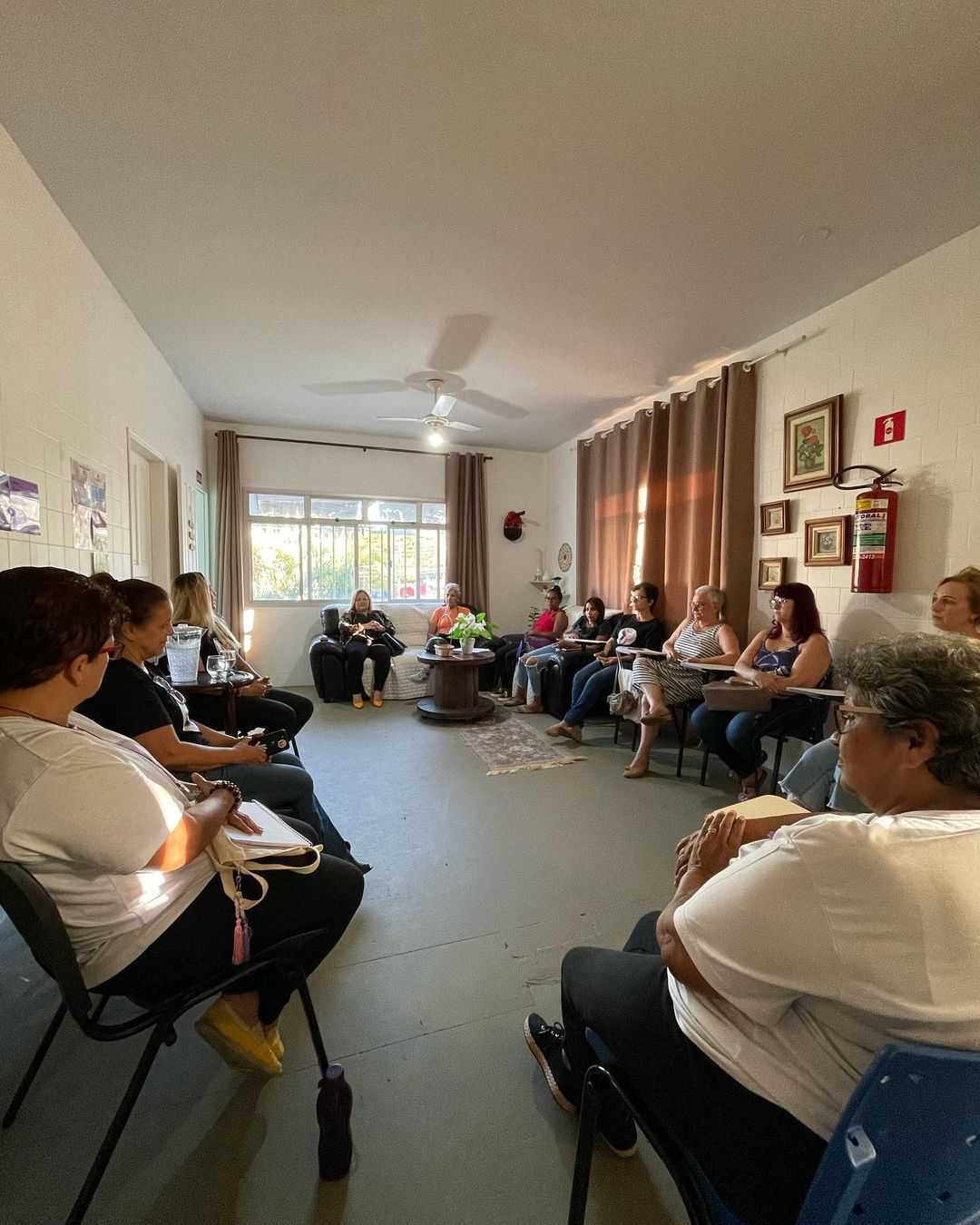 Encontro debate importância da terapia para mulheres vítimas de violência em Guarapari