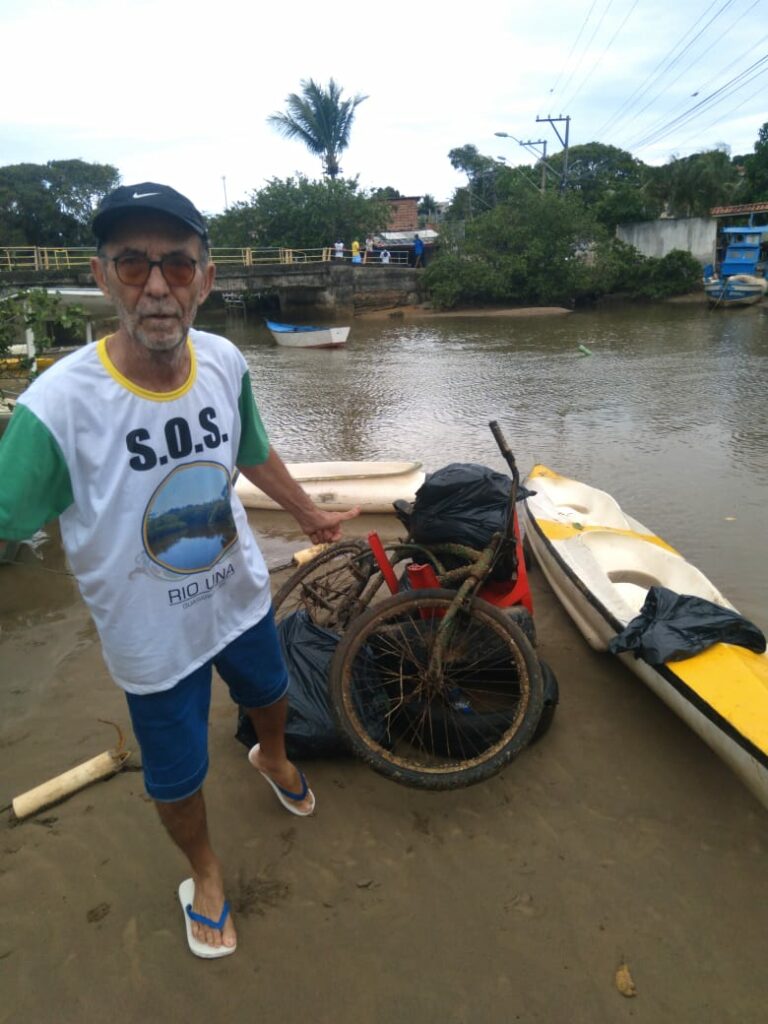 Grupo realiza 21ª limpeza do Rio Una em Guarapari