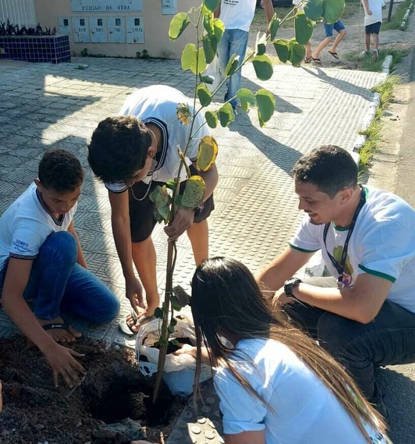 Prefeitura de Guarapari realiza plantio de 100 mudas para celebrar Semana da Árvore