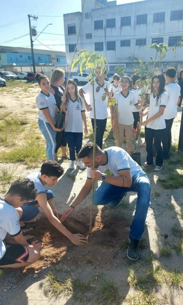 Prefeitura de Guarapari realiza plantio de 100 mudas para celebrar Semana da Árvore