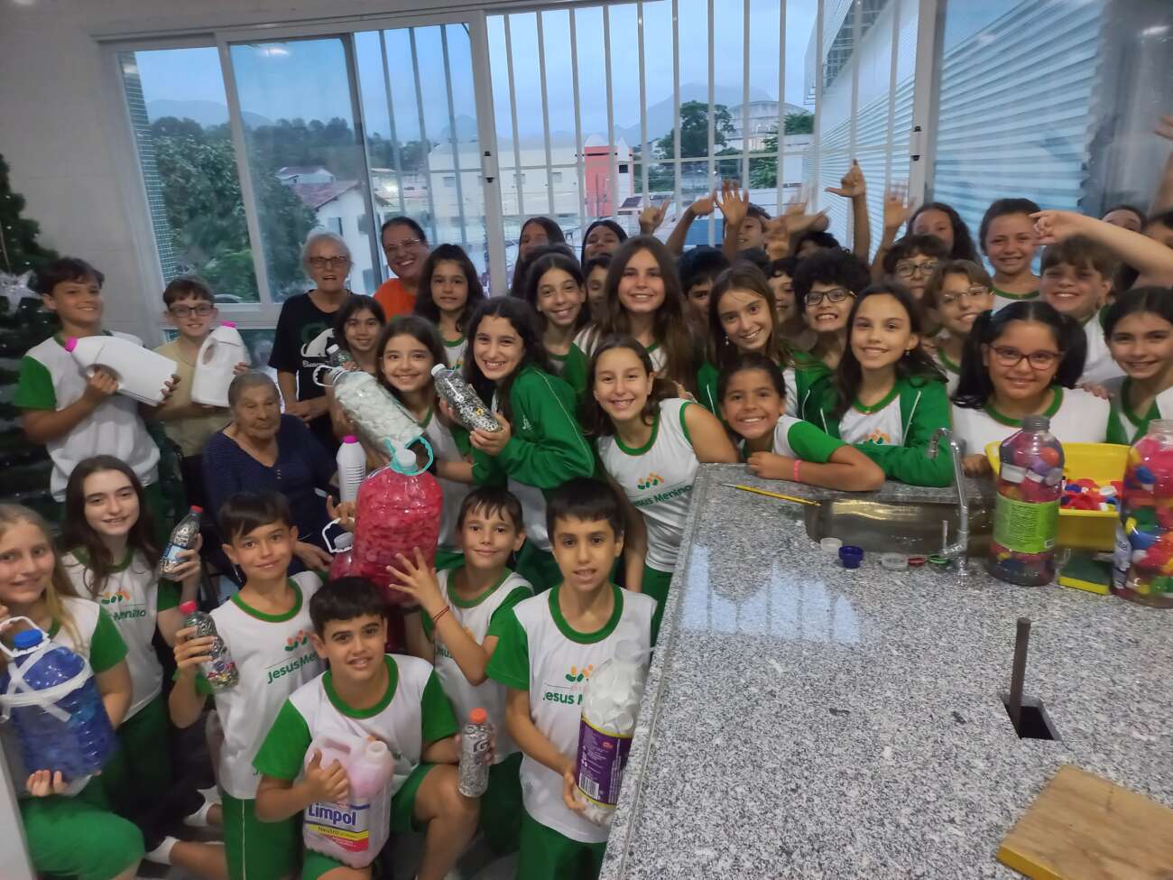 Voluntárias de 81 e 93 anos recebem tampinhas coletadas por estudantes de Guarapari