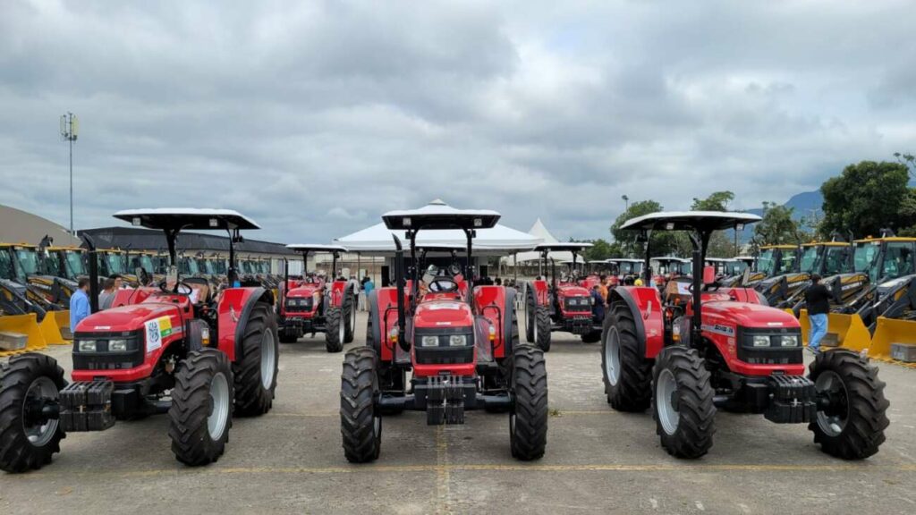 Alfredo Chaves recebe novas máquinas e equipamentos agrícolas do Governo do ES