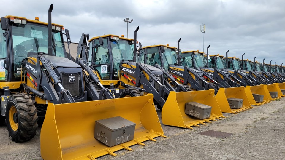 Alfredo Chaves recebe novas máquinas e equipamentos agrícolas do Governo do ES