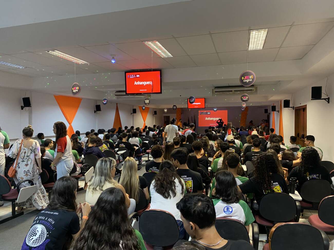 Giro de Profissões reúne empresas e alunos do ensino médio na Anhanguera Guarapari