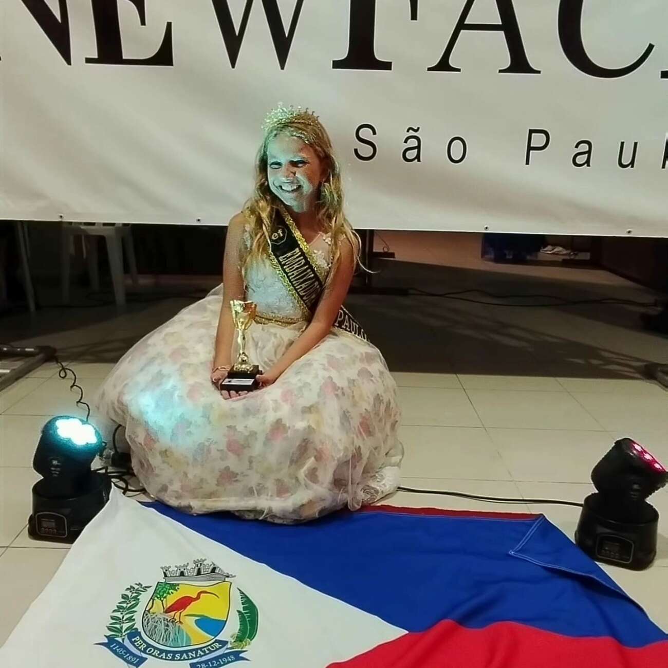 Após vender doces e recolher latinhas, miss mirim de Guarapari conquista prêmio em SP