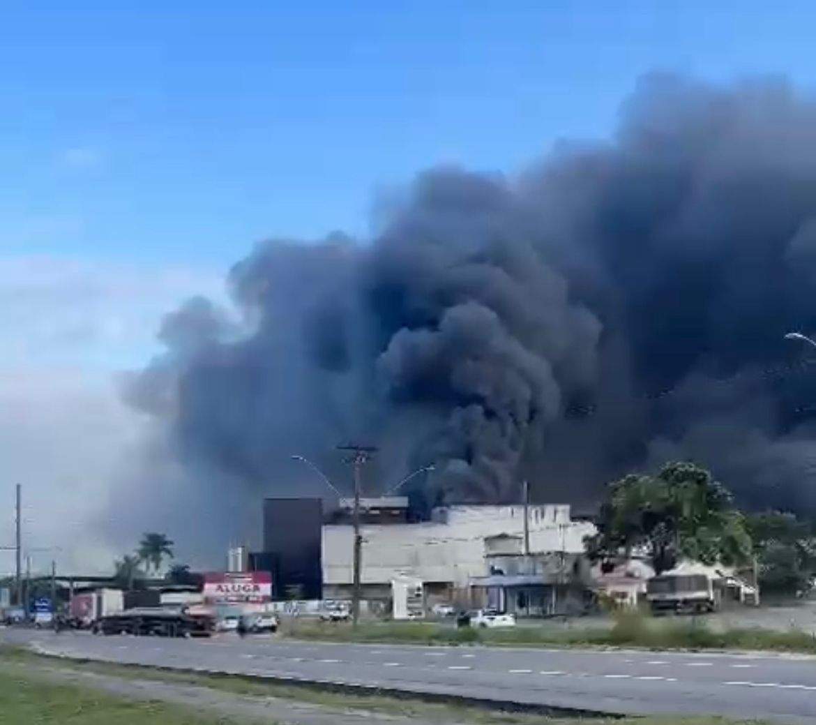 Incêndio destrói fábrica da Cacau Show e deixa uma pessoa ferida em Linhares