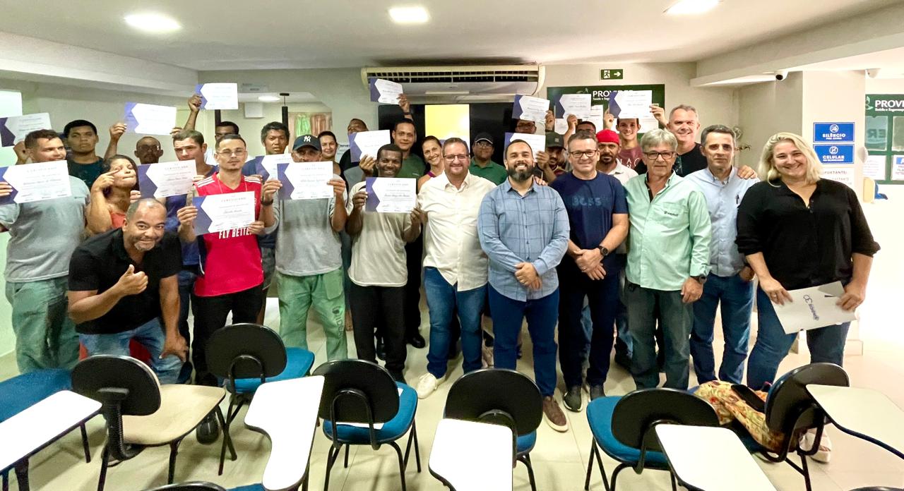 Curso profissionalizante coloca 20 novos pedreiros no mercado de trabalho de Guarapari