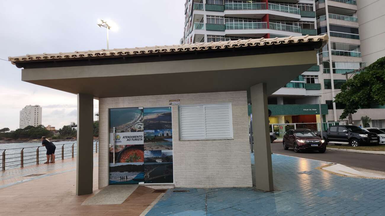Centro de Atendimento, na Praia da Areia Preta, orienta turistas sobre principais pontos de Guarapari