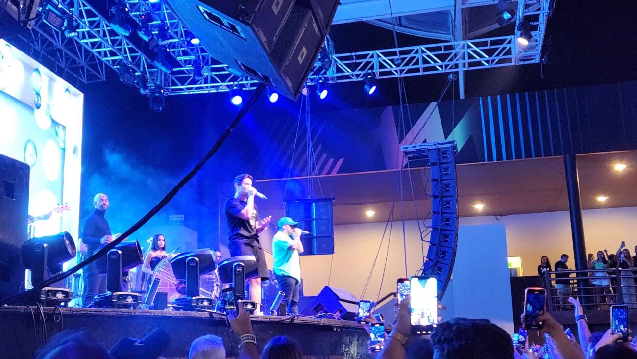 Show de Matheus & Kauan marca reinauguração do Multiplace Mais, em Guarapari
