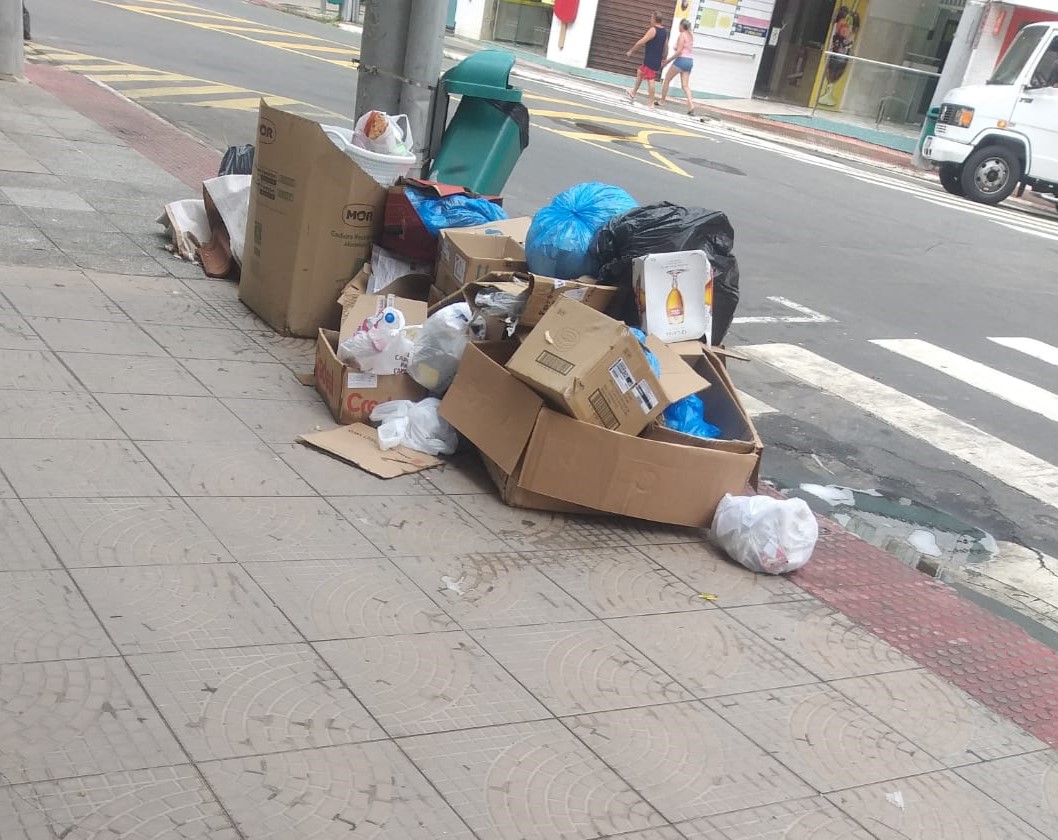Guarapari: permanência da greve dos garis deve ser decidida nesta terça-feira (23)