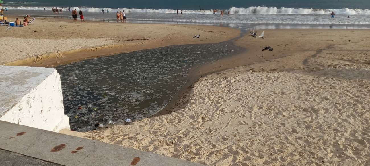 Esgoto? Registros na Praia do Morro e na Bacutia preocupam moradores de Guarapari