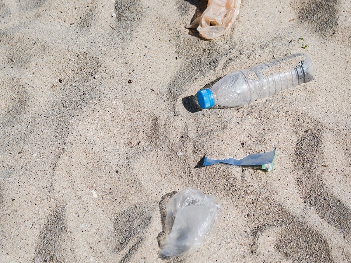 lixo na praia jan24 1 - Lixo que vira arte: projeto promove ação de limpeza em praia de Guarapari