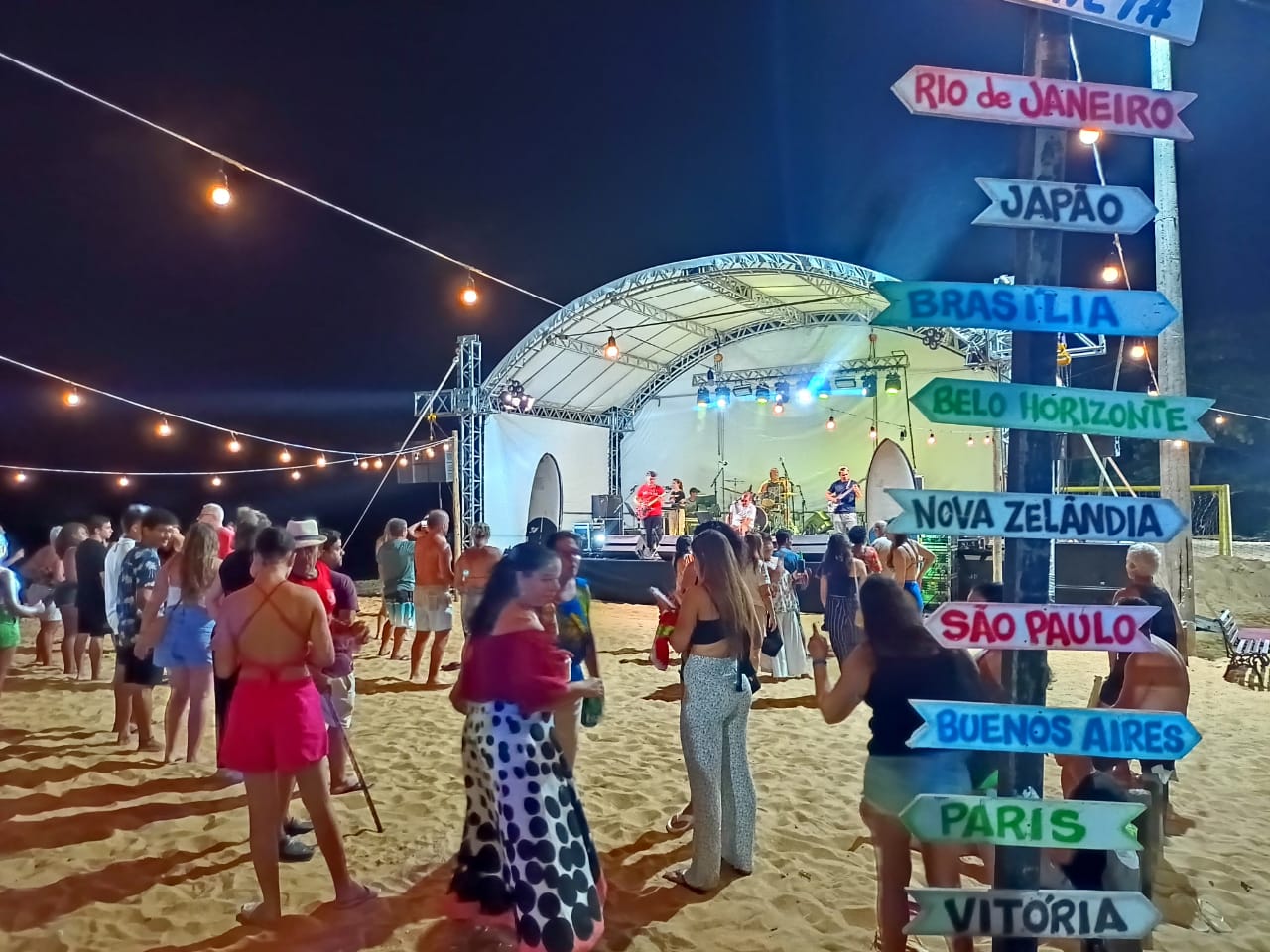 Luau de verão: hoje (27) o evento acontece na Praia Central de Anchieta
