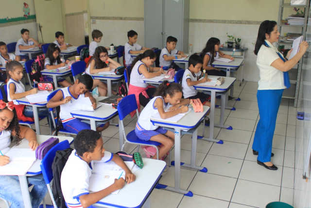 Pais questionam; prefeitura informa que até março entrega os uniformes escolares em Guarapari