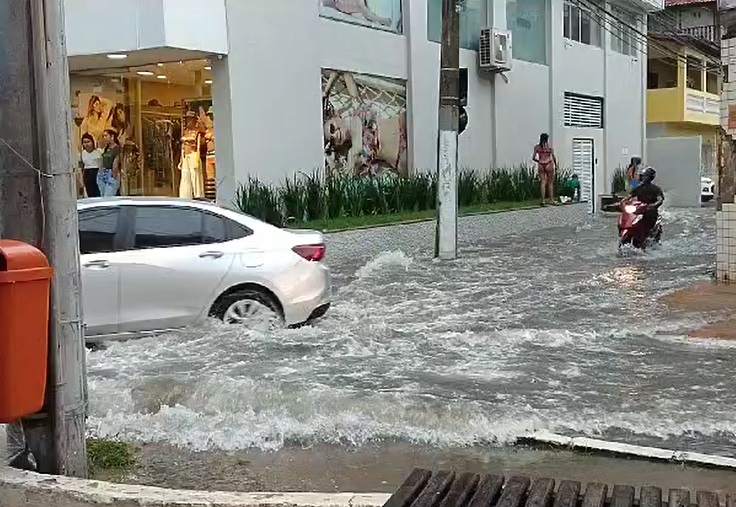 VÍDEO: Chuva forte causa transtornos e deixa ruas alagadas em Guarapari