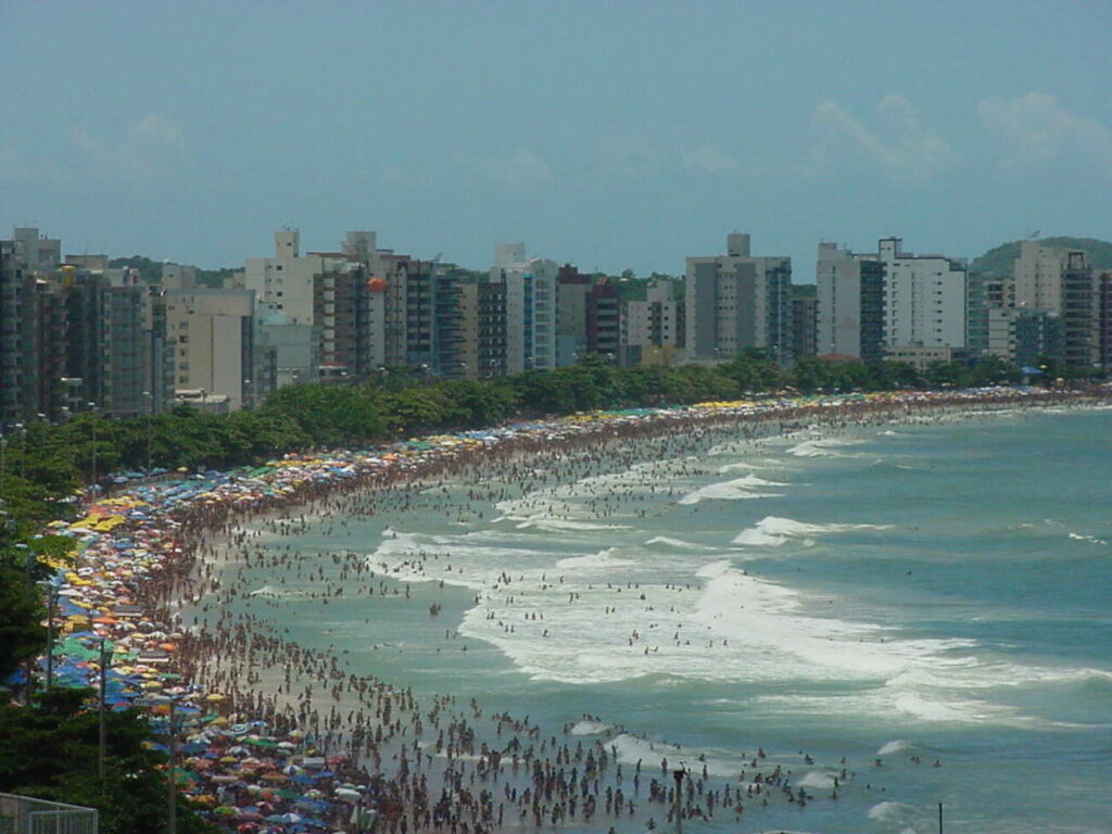 <i>Coluna Dom Antônio</i>: Guarapari já foi mais verde e agora é cinza e cada vez mais quente 1 Praia do Morro arborizacao Verao05 4