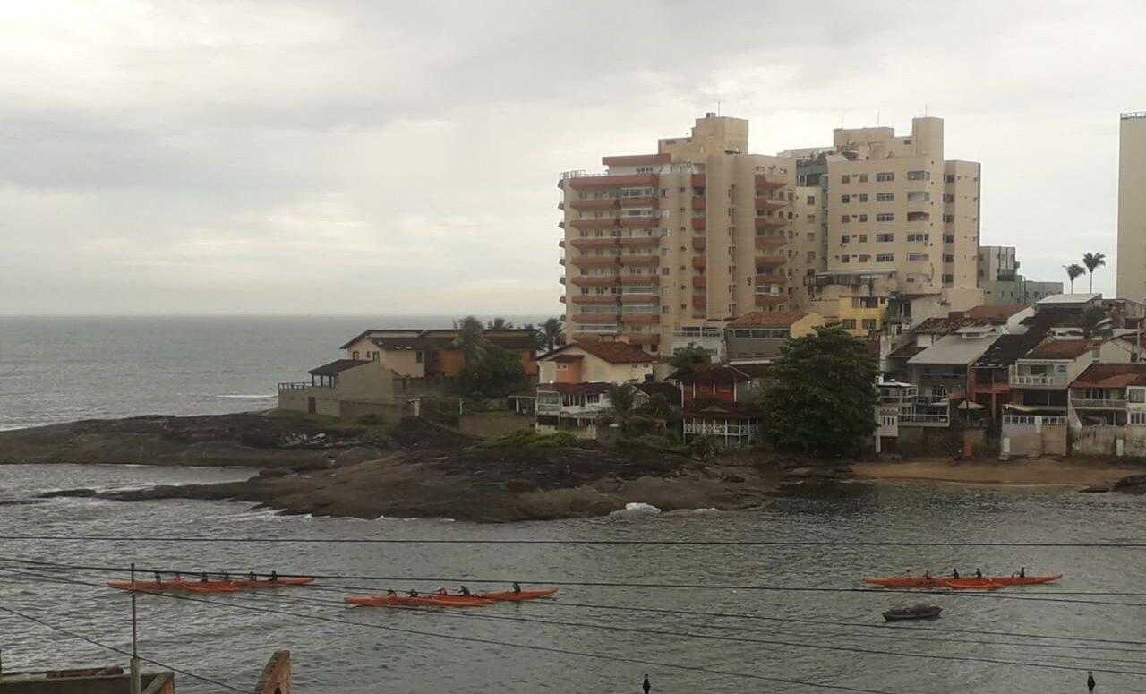 <i>Coluna Dom Antônio:</i> A moda agora em Guarapari é a canoa havaiana, que conquistou o público dos esportes na água