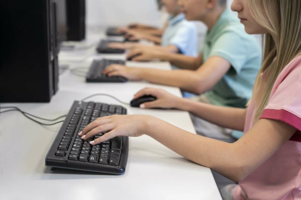 children having technology education class 1 - Governo do Estado abre vagas para cursos gratuitos de Informática em Guarapari