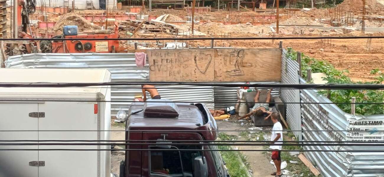 Guarapari: moradores em situação de rua transformam canteiro de obra em moradia