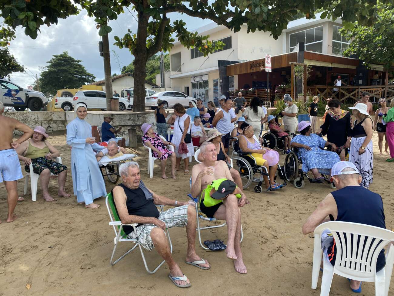 Residentes do Risa fazem primeiro passeio ao ar livre após pandemia