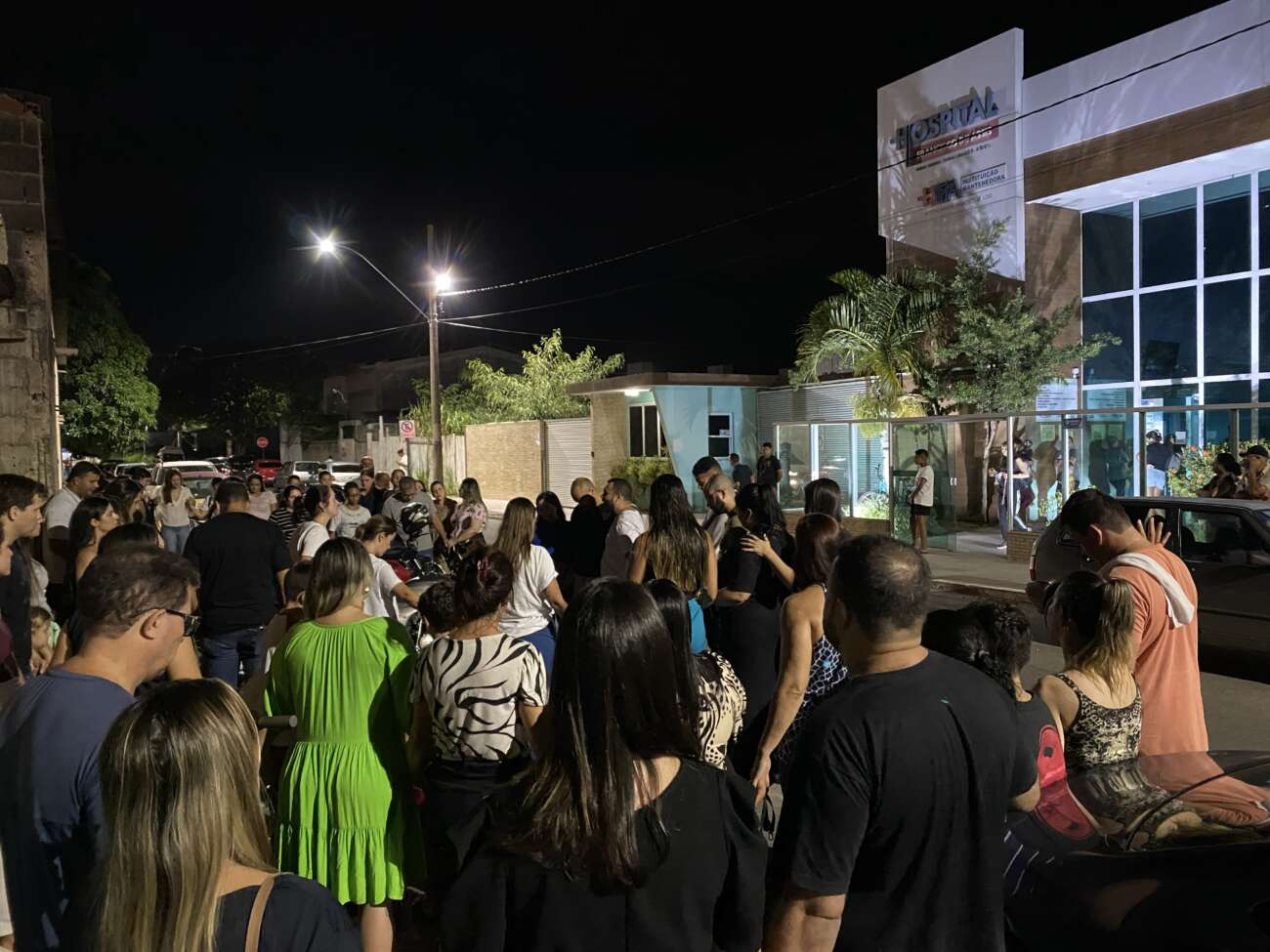 Amigos e familiares se reúnem para momento de oração pela recuperação de Matheus Louzada