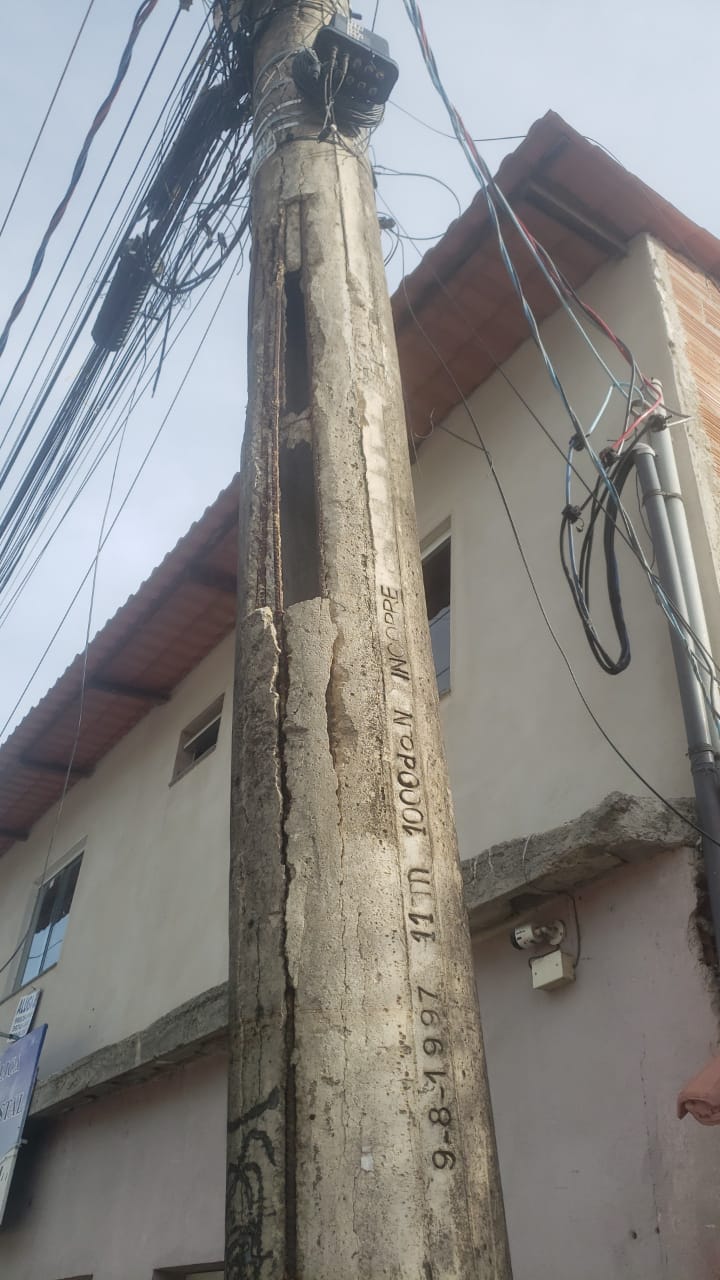 Guarapari: poste sem manutenção em Santa Mônica preocupa moradores