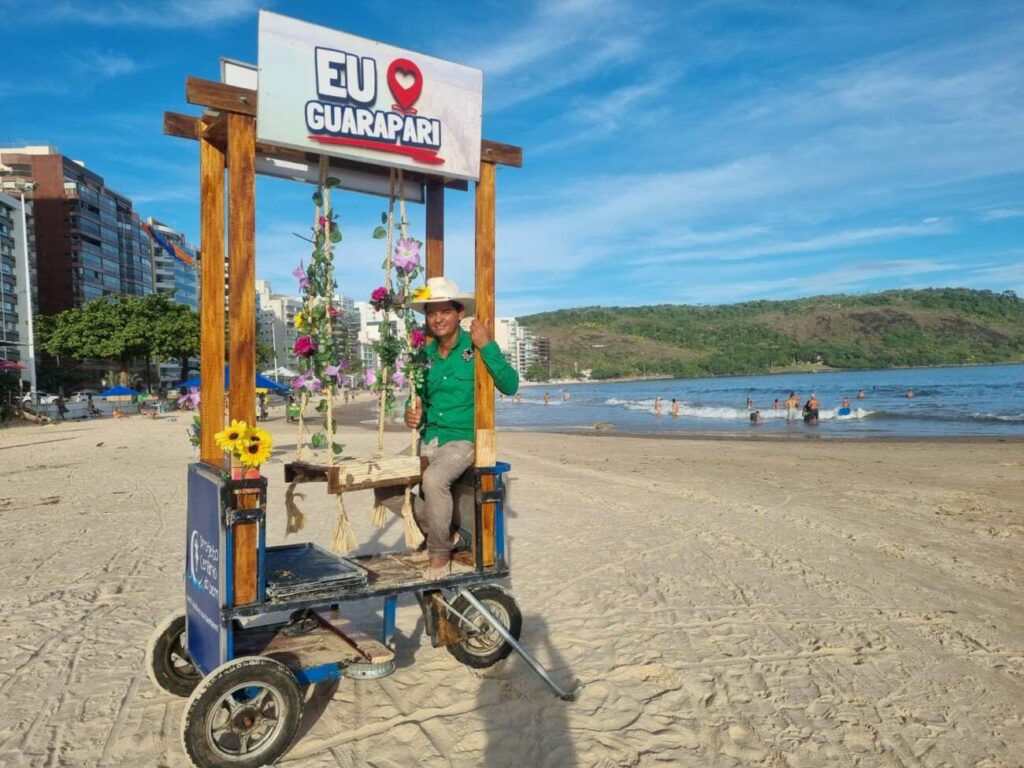 WhatsApp Image 2024 05 03 at 10.51.47 - Estofador cria point de fotos e faz sucesso em praias de Guarapari