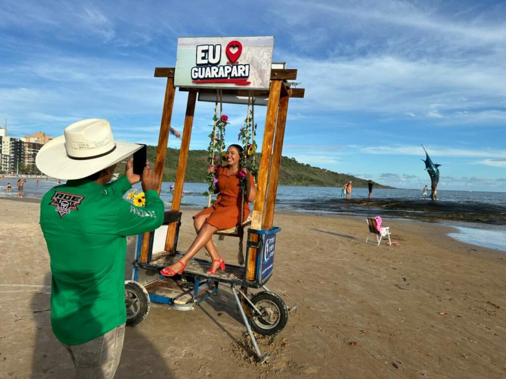 WhatsApp Image 2024 05 03 at 10.51.50 - Estofador cria point de fotos e faz sucesso em praias de Guarapari